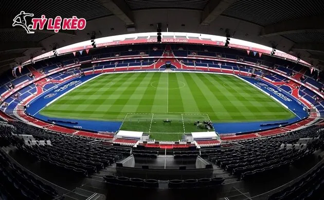 Sân Parc des Princes rực sáng về đêm