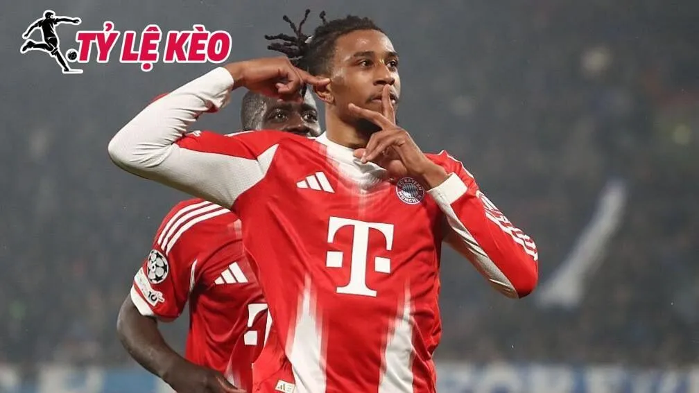 Michael Olise đang rê bóng qua hậu vệ trong màu áo Crystal Palace, thể hiện kỹ thuật cá nhân điêu luyện.